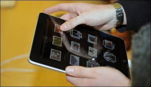 Brüssel erwägt iPad für Europaabgeordnete - Zum Verkaufsstart des neuen Minicomputers iPad in Europa hat auch das Europaparlament in Brüssel Interesse an dem Tablet-PC des US-Computerherstellers Apple bekundet. Ein Ziel sei, den Papierverbrauch zu reduzieren.