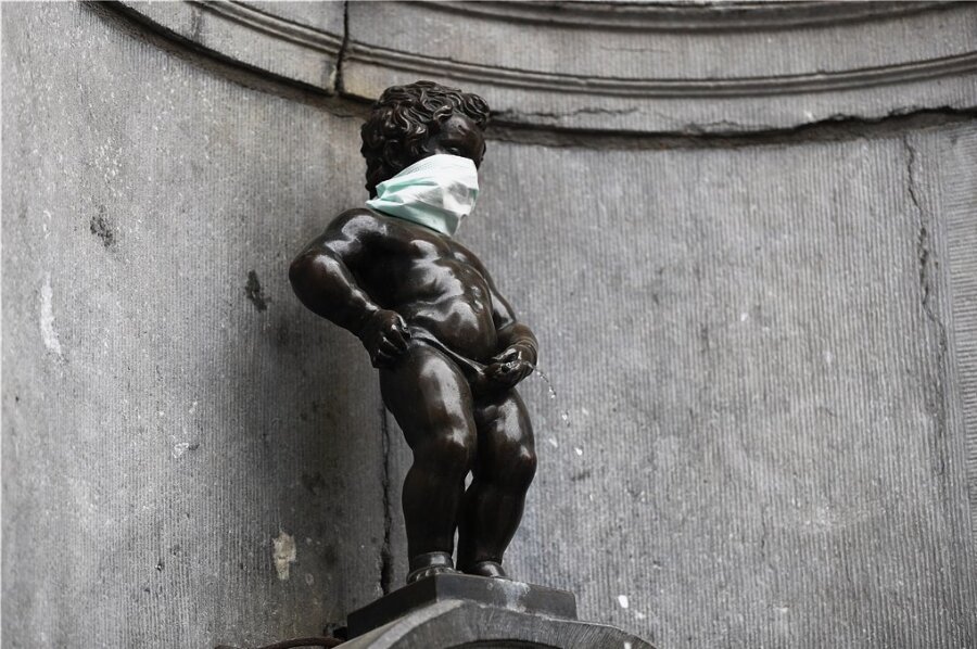 Überall Krise: Ein Wahrzeichen Brüssels, der "Manneken Pis", trägt einen Mundschutz. 