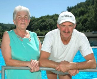 Brunhilde Weiß gehört zum Freibad-Inventar - 
              <p class="artikelinhalt">Nach dem Tod von Brunhildes Mann Gotthard übernahm 1994 ihr Sohn Steffen (48) die Geschicke des Schwimmmeisters in Markersbach. Seit 1959 ist die Familie eng mit dem Freibad verbunden.</p>
            