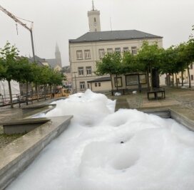 Brunnen in Bergstadt schäumt über - Der Brunnen auf dem Schneeberger Fürstenplatz ist mit Schaum gefüllt. Um weiteren Schaden zu vermeiden, wurde er abgestellt. 