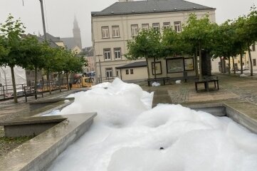 Brunnen in Bergstadt schäumt über - Der Brunnen auf dem Schneeberger Fürstenplatz ist mit Schaum gefüllt. Um weiteren Schaden zu vermeiden, wurde er abgestellt. 