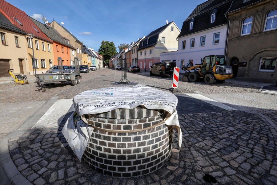 Brunnen ziert die Breite Straße in Glauchau - Dieser Brunnen ziert die Mittelinsel auf der Breiten Straße in Glauchau.