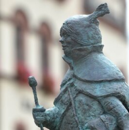 Brunnenfigur Prinz Lieschen ist wieder da - Lunzenau hat seine Brunnenfigur wieder. Nachdem Prinz Lieschen aus ungeklärter Ursache zersprungen und in den Brunnen gefallen war, ist er nun "geheilt" wieder am angestammten Fleck.