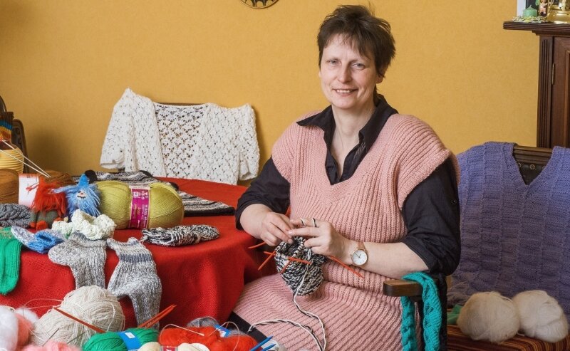 Stärker als der Krebs: Umgeben von bunter Wolle und Strickereien fühlt sich Eliane Fehrmann aus Dresden am wohlsten. Das Hobby hat sie auch während ihrer Brustkrebsbehandlung nicht aufgegeben. Jetzt ist bei ihr kein Krebs mehr nachweisbar. 