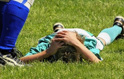 Brutale Attacke im Amateurfußball - Wie auf dem Symbolfoto lag der Königswalder Fußballer bereits am Boden, als ihn ein Zschopauer Gegenspieler noch mit dem Fuß gegen den Kopf trat.