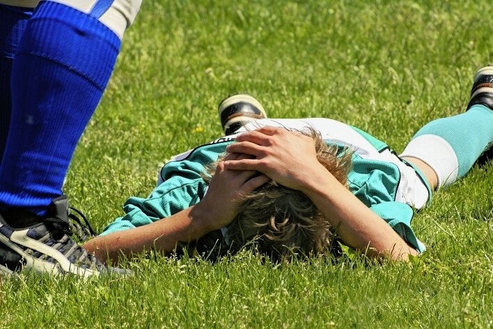 Brutale Attacke im Amateurfußball - Wie auf dem Symbolfoto lag der Königswalder Fußballer bereits am Boden, als ihn ein Zschopauer Gegenspieler noch mit dem Fuß gegen den Kopf trat.