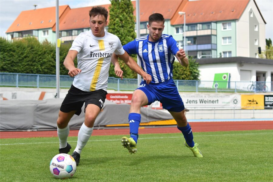 BSC Freiberg: Nach Derbysieg mit Fanbus zur Abschlussfeier - BSC-Abwehrspieler Justin Börner (l.) behauptet sich im Derby hier gegen den Mittweidaer Stürmer Felix Reuther.