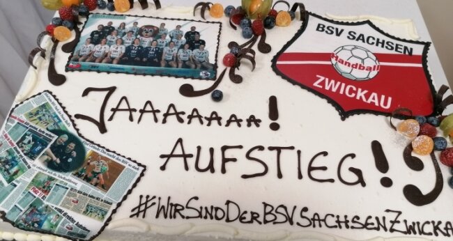Ein ganz besonderes Geschenk zum Aufstieg in die Bundesliga gab es von der Bäckerei und Konditorei Schellenberger aus Aue. 