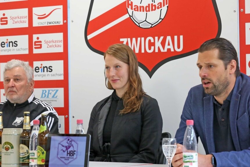 BSV: Die erste Neue ist eine alte Bekannte - Torhüterin Nele Kurzke kennt die Zwickauer Trainer Norman Rentsch (rechts) und Dietmar Schmidt (links) von gemeinsamen Stationen unter anderem in Leipzig und Frankfurt. Die 30-Jährige hat beim BSV Sachsen einen Kontrakt für ein Jahr unterschrieben. 