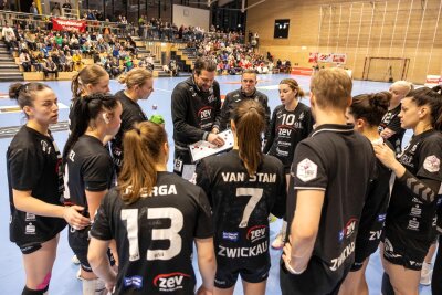 BSV Sachsen Zwickau bekommt Quittung für Pillepalle-Handball - Der Zwickauer Trainer Norman Rentsch (an der Taktiktafel) war vor allem in der ersten Halbzeit mit der Leistung seiner Mannschaft unzufrieden.