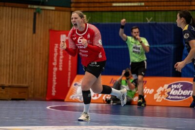 BSV Sachsen Zwickau bindet eine Leistungsträgerin langfristig - Kreisläuferin Laura Szabo ist bei Handball-Bundesligist BSV Sachsen Zwickau doppelt wichtig: Im Angriff schießt sie wie hier in Buxtehude immer wieder Tore, in der Abwehr ist an der Ungarin oft kein Vorbeikommen.