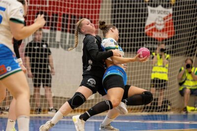 BSV Sachsen Zwickau: Darum macht Alisa Pester mit 24 Schluss - Auf dem Handballparkett musste Alisa Pester als Kreisläuferin viel einstecken, konnte in der Abwehr des BSV Sachsen Zwickau - wie hier im Relegationsspiel gegen Göppingen - aber oft auch ordentlich austeilen. 