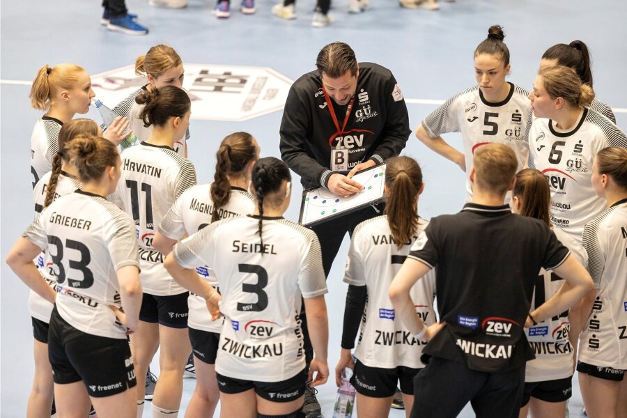 BSV Sachsen Zwickau: Darum setzt der Trainer im Kellerduell auf den Kopf und die Beine - Neben der richtigen Taktik kommt es für die Zwickauer Handballerinnen am Samstag auch auf mentale Stärke an.