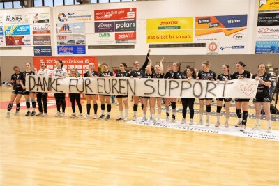 BSV Sachsen Zwickau: Eispiraten und der FSV freuen sich mit den Handballerinnen über den Klassenerhalt - Das letzte Heimspiel nutzten die Spielerinnen des BSV Sachsen Zwickau auch, um sich bei den Fans für die Unterstützung in dieser Saison zu bedanken.