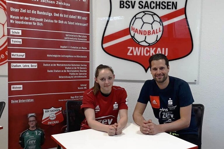 BSV Sachsen Zwickau gibt drei Neuzugänge bekannt - Rebeka Ertl zusammen mit BSV-Trainer Norman Rentsch bei der Vertragsunterzeichnung.