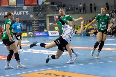 BSV Sachsen Zwickau: Mit einem Joker ins Herzschlagfinale der Handball-Bundesliga? - Rita Lakatos (am Ball) war zuletzt die Zuverlässigkeit in Person. Für ihre Leistung im Spiel vor einer Woche beim VfL Oldenburg wurde sie das dritte Mal in dieser Saison in die Mannschaft der Woche gewählt.