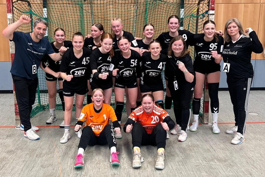 BSV Sachsen Zwickau: Nachwuchs-Handballerinnen sind bei Bundesliga-Premiere dabei - Das B-Jugendteam des BSV Sachsen um die beiden Trainer Silvio Hahn (links) und Daniela Diener (rechts) konnte am Wochenende die Qualifikation für die Bundesliga bejubeln.