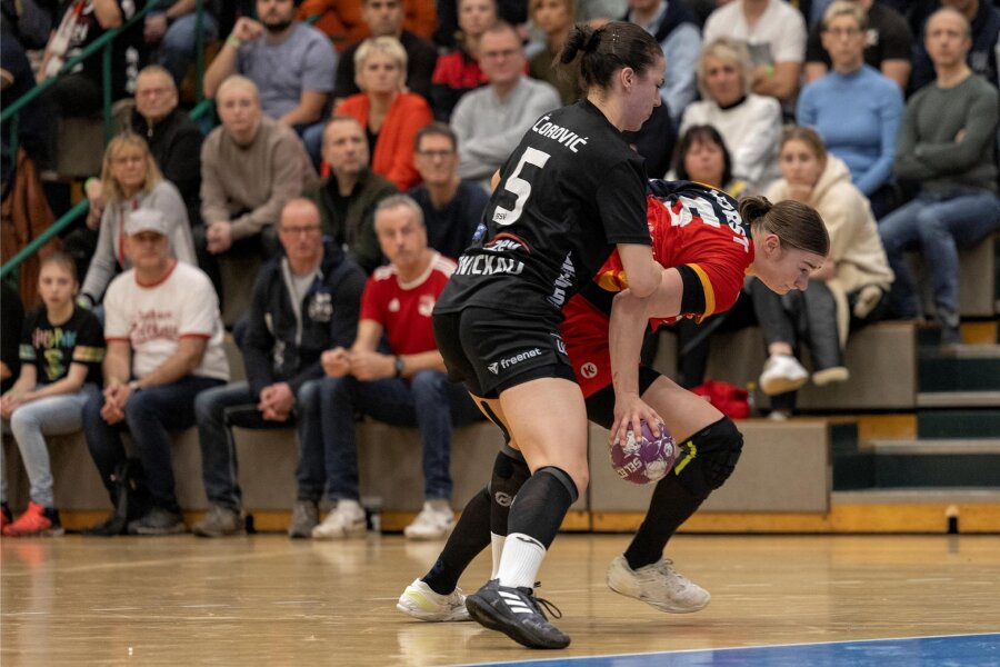 BSV Sachsen Zwickau scheitert an der eigenen Effektivität - Am Ende waren es vor allem die eigenen Fehler, die Natasa Corovic (links) und die Bundesliga-Handballerinnen des BSV Sachsen Zwickau gegen Bensheim/Auerbach auf die Verliererstraße brachten.
