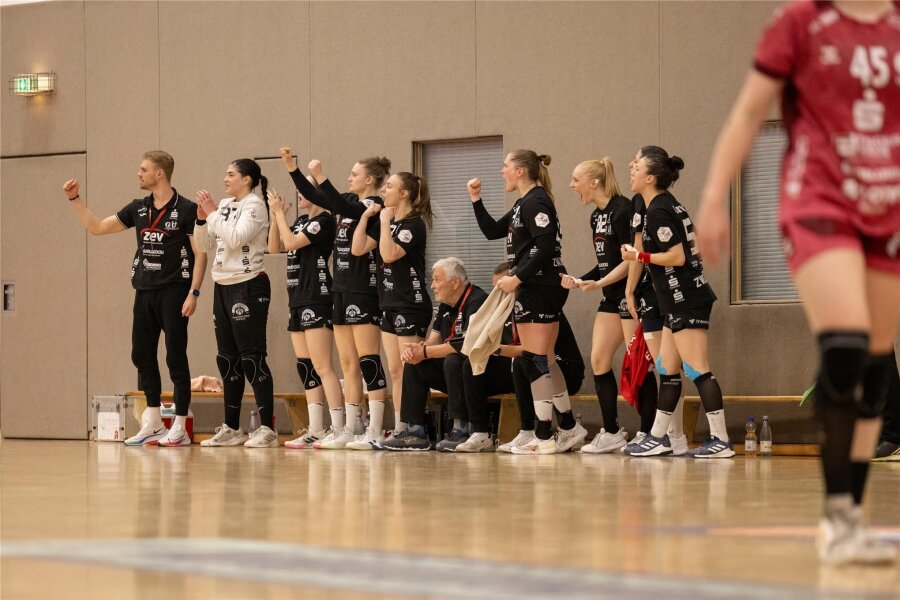 BSV Sachsen Zwickau spielt sich souverän zum Klassenerhalt in der 1. Bundesliga - Die Handballerinnen des BSV Sachsen Zwickau nichts anbrennen lassen und sich mit einem souveränen Erfolg gegen Bad Wildungen den Klassenerhalt in der 1. Bundesliga gesichert.