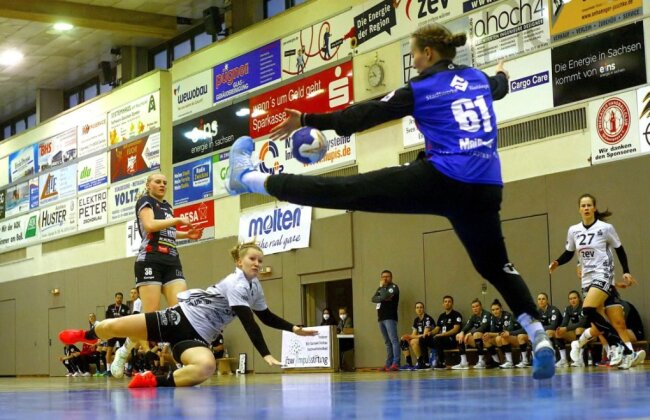 BSV Sachsen Zwickau untermauert Aufstiegsambitionen - BSV-Spielerin Alisa Pester (li. weißes Trikot) vor dem gegnerischen Tor.