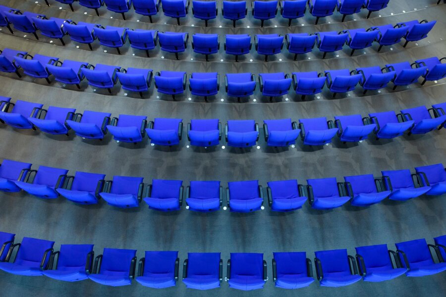 BSW bleibt Selenskyj-Rede fern - AfD empfiehlt ähnliches - Leere Stühle der Abgeordneten im Plenarsaal im Reichstagsgebäude: Das Bündnis Sahra Wagenknecht bestätigte, dass die BSW-Abgeordneten der Rede von Selenskyj fernbleiben würden.