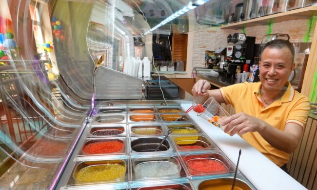 Aus einer bunten Vielfalt an Tapiokaperlen - Bobas genannt - kann nicht nur Nguyen Tuan Hung schöpfen, sondern vor allem auch seine Kunden, die den Weg in die Nähe des Neumarktes finden. 
