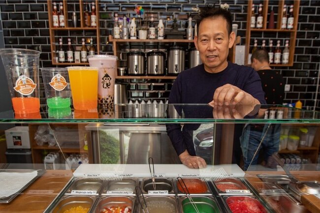 Bubble-Tea-Laden eröffnet: Trendiges Mischgetränk soll Plauen erobern - Mitarbeiter Minh Nguyen zeigt das Angebot des trendigen Mischgetränks und des sogenannten Toppings - kleine Geleekügelchen. 