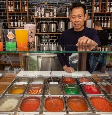 Bubble Tea-Mitarbeiter Minh Nguyen hat ein großes Angebot des trendigen Getränks.