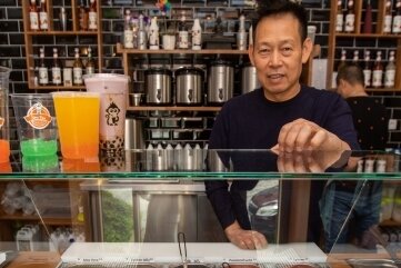 Bubble-Tea-Laden in Plauen eröffnet - Bubble Tea-Mitarbeiter Minh Nguyen hat ein großes Angebot des trendigen Getränks.