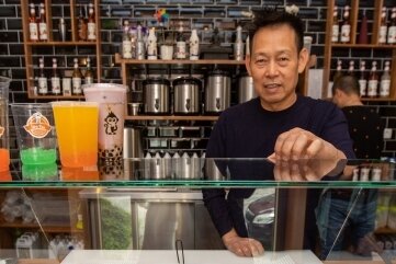 Bubble-Tea-Laden in Plauen eröffnet - Bubble Tea-Mitarbeiter Minh Nguyen hat ein großes Angebot des trendigen Getränks.