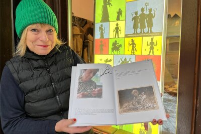 Buch über die Schwarzenberger Meisterin einer selten gewordenen Kunst - Enkelin Lydia Schönberg freut sich, dass das neue Buch über Gudrun Beier nun endlich in gedruckter Form vorliegt.