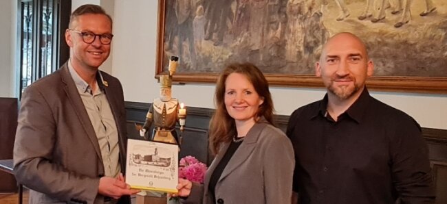 Ein Exemplar des Ehrenbürgerbuchs für Schneeberg erhielt Bürgermeister Ingo Seifert (l.) von den Autoren Ina Georgi und Stefan Espig.