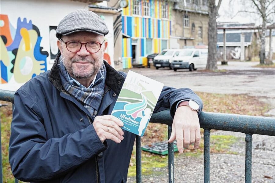 Buchautor aus Flöha zu Gast in Frankenbergs Zeitwerkstadt - Stefan Tschök, hier mit seinem Buch in Flöha an der ehemaligen Buntpapierfabrik, liest am Dienstag in Frankenberg.