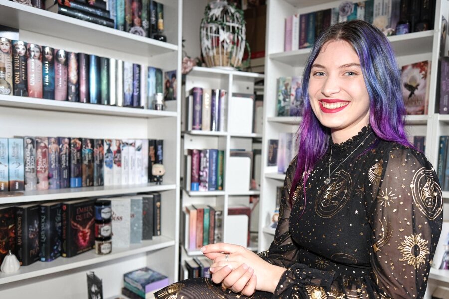 Buchbloggerin Aya Rose: Warum Bücherfans auf ihre Lesetipps aus Reinsdorf stehen - Weiße Regale voller Bücher, bunt gefärbte Haare und immer wieder frische Ideen: Dafür ist Aya Rose in der Welt der Bookstagrammer seit mehreren Jahren bekannt.