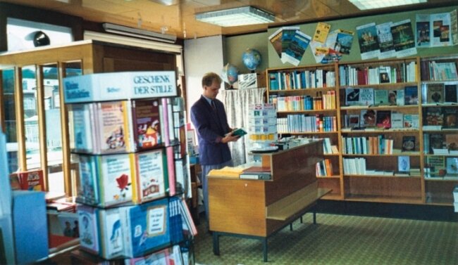 Buchhändler schlägt neues Kapitel auf - Michael Schneider bei seinem ersten Besuch in der Buchhandlung. Das war im März 1991. Er hatte einen Kaufantrag bei der Treuhand gestellt und durfte die Filiale vorab in Augenschein nehmen.