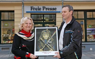 Buchladen-Betreiberin ist Zwickaus Kulturbürgerin 2018 - Gabriele Hertel (l.) erhält den "Pokal" aus den Händen von Sven Frommhold.