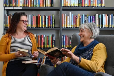 Buchmesse Leipzig: Rochlitzer Bibliothek und Buchhandlung sind vor Ort - Mandy Uhlemann (li.) und Carmen Haubold vom Team der Rochlitzer Stadtbibliothek „Alte Lateinschule“ freuen sich darauf, die Leipziger Buchmesse zu besuchen.