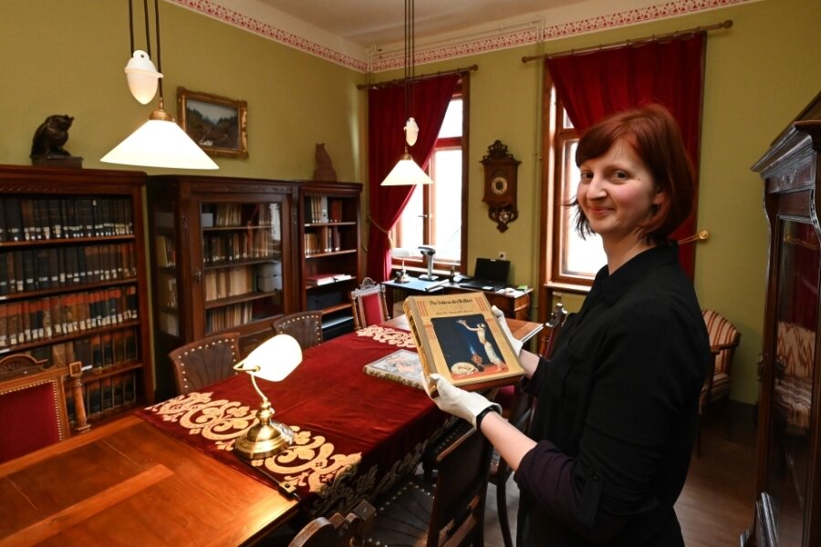 Buchschätze jetzt öffentlich zugänglich - Museumsleiterin Paula Stötzer ist froh, die Buchschätze von Bruno Gebhardt in der Schaubibliothek zeigen zu können. 