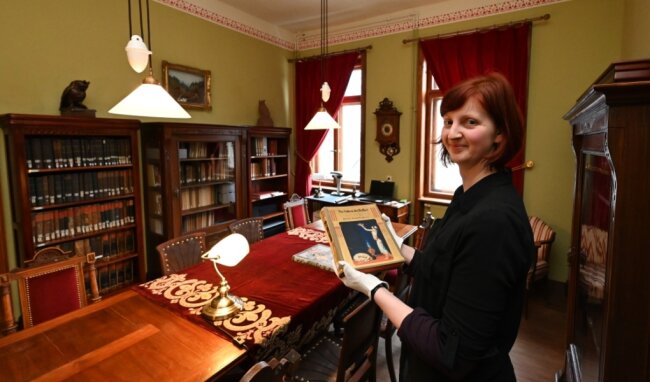 Buchschätze sind jetzt öffentlich zugänglich - Museumsleiterin Paula Stötzer ist froh, die Buchschätze von Bruno Gebhardt in der Schaubibliothek zeigen zu können. 
