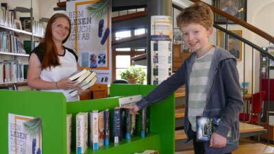 Buchsommer findet großen Anklang - Als einen der ersten Teilnehmer des diesjährigen Buchsommers konnte Angelique Pal den zwölfjährigen Venusberger Tim Kandler in der Zschopauer Stadtbibliothek begrüßen. 