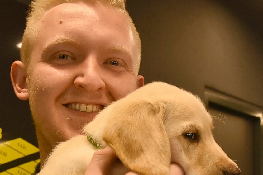 Für Labrador-Golden Retriever Buddy ist die Jugendherberge in Schöneck sein neues Zuhause. Herbergsleiter Christoph Dietzsch will ihn zum Therapiehund ausbilden. 