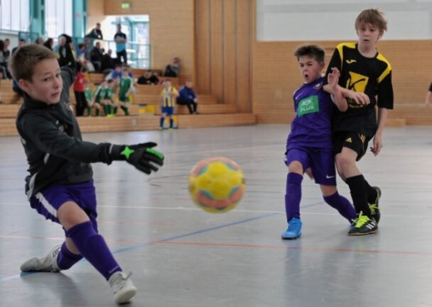 Budenzauber fällt unsicheren Zeiten zum Opfer - Rasante Action wie hier zwischen im D-Jugend-Spiel zwischen Oelsnitz und Aue gab es beim Erzgebirgshallencup zuletzt 2020 zu sehen,
