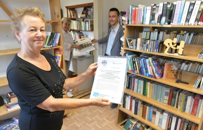 Bücher finden im Bürgerhaus bald ein neues Zuhause - Bibliothekarin Karin Lohse (vorn) freut sich über den Fördermittelbescheid zur Modernisierung der Einrichtung. Überbracht wurde er von CDU-Bundestagsabgeordneter Veronika Bellmann und Bürgermeister René Straßberger.
