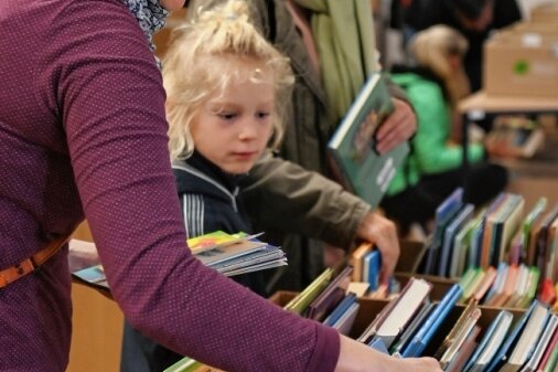 Bücherflohmarkt für guten Zweck - Nach Herzenslust stöbern konnten die Besucher auf dem Bücherflohmarkt in Rochlitz.
