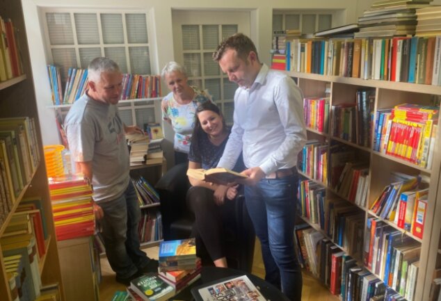 Das Team der Pleißaer Bücherschenke um Ortsvorsteher Holger Schmeißer mit Sabine Rauer, Nancy Bengelstorff und Christian Wobst (von links nach rechts). 
