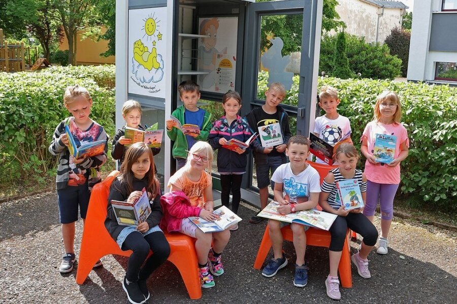 Die Mädchen und Jungen aus der Lindenschule nutzen die Bücherbox in den Hofpausen und im Schulhort. 