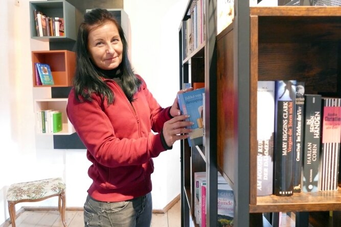 "Bücherstübl" lädt zu Tausch - Rund 60 Bücher hatte Simona Hofmann in die Regale im "Bücherstübl" einsortiert. Einige davon haben Besucher bereits mitgenommen, andere sind dafür dazugekommen. 