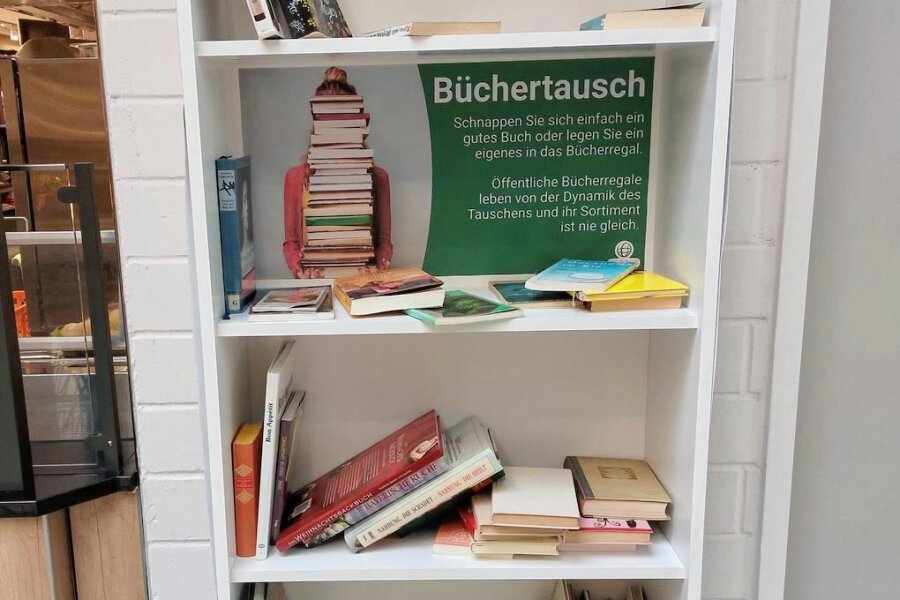 In der neuen Mini-Tauschbörse im Globus Zwickau können Kunden vor oder nach dem Einkaufen Lesestoff tauschen.