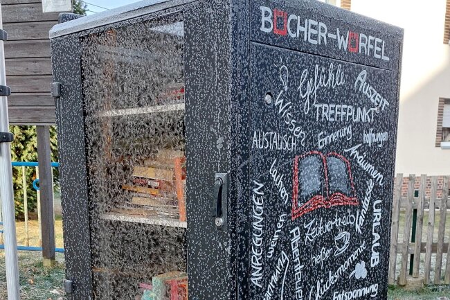Bücherwürfel in Taura Lesestoff zum Tauschen und Verschenken