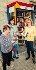 Bücherzelle in Rossau nun nutzbar - Marlen Becker (M.) begrüßte die ersten Leserinnen. 